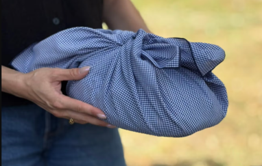 Offrir du pain pour la Fête des Mères emballé dans une Etoffe de Soi